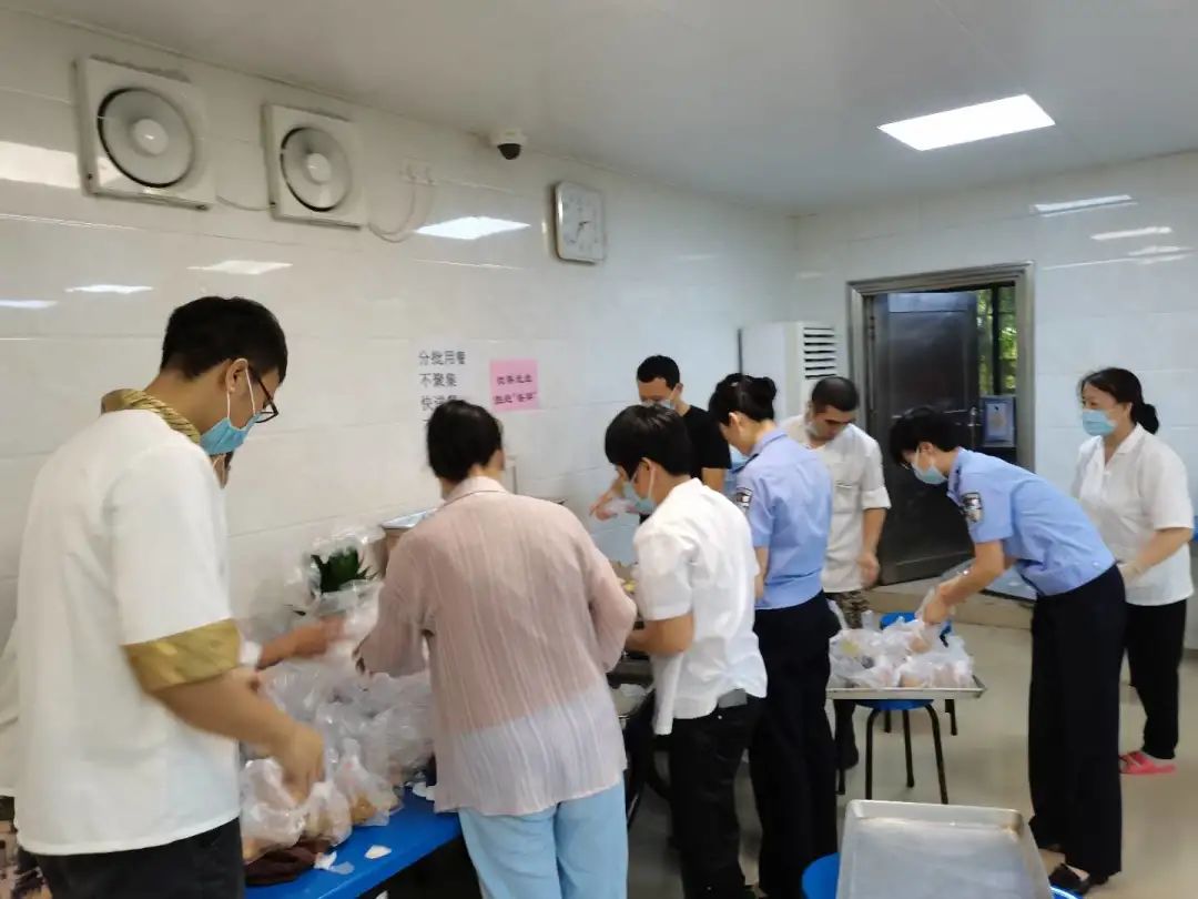 【青年民警微视角】为了奋战的战友，他每天前送数以吨计的“温暖”——走进青年民警李汝芹的一天