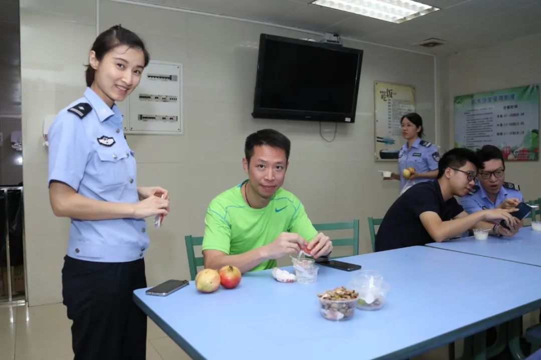 【青年民警微视角】为了奋战的战友，他每天前送数以吨计的“温暖”——走进青年民警李汝芹的一天