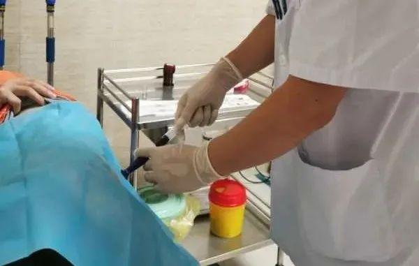 大妈长期牙痛,六旬大妈牙龈疼痛