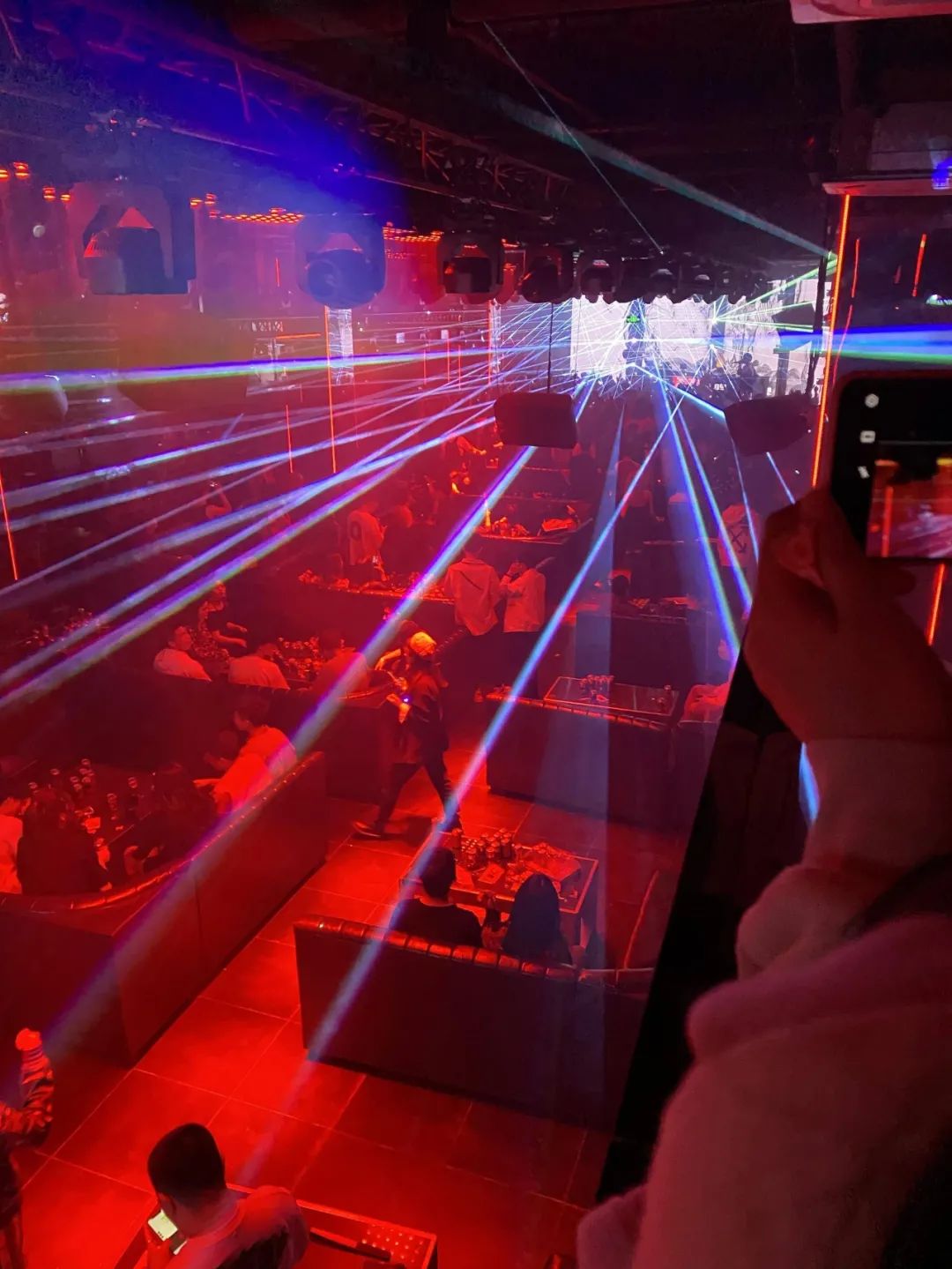 26岁的我，第一次去夜店蹦迪