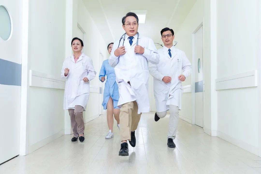 患者索赔200万后续,患者起诉医院赔偿8000元