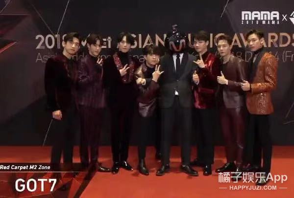 娱乐圈土味审美大赏！渔网袜透明雨衣蕾丝内衬，求双没看过的眼睛