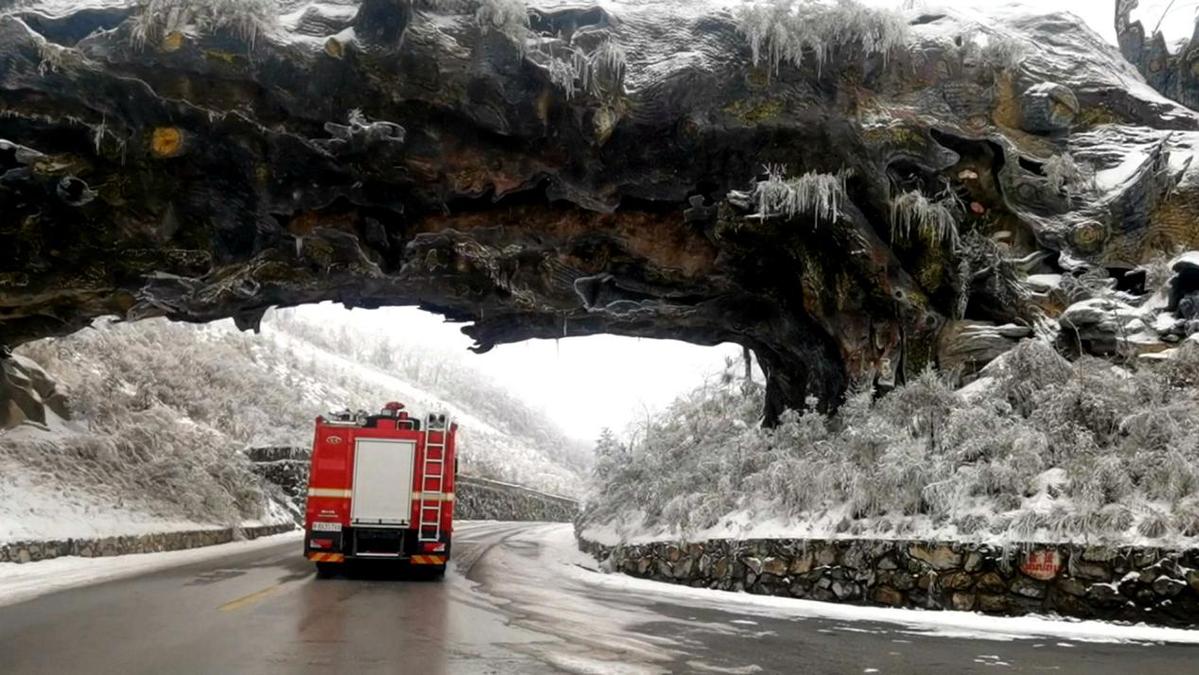 湖北神农架：风雪中的一抹“橙”大山里的护林人