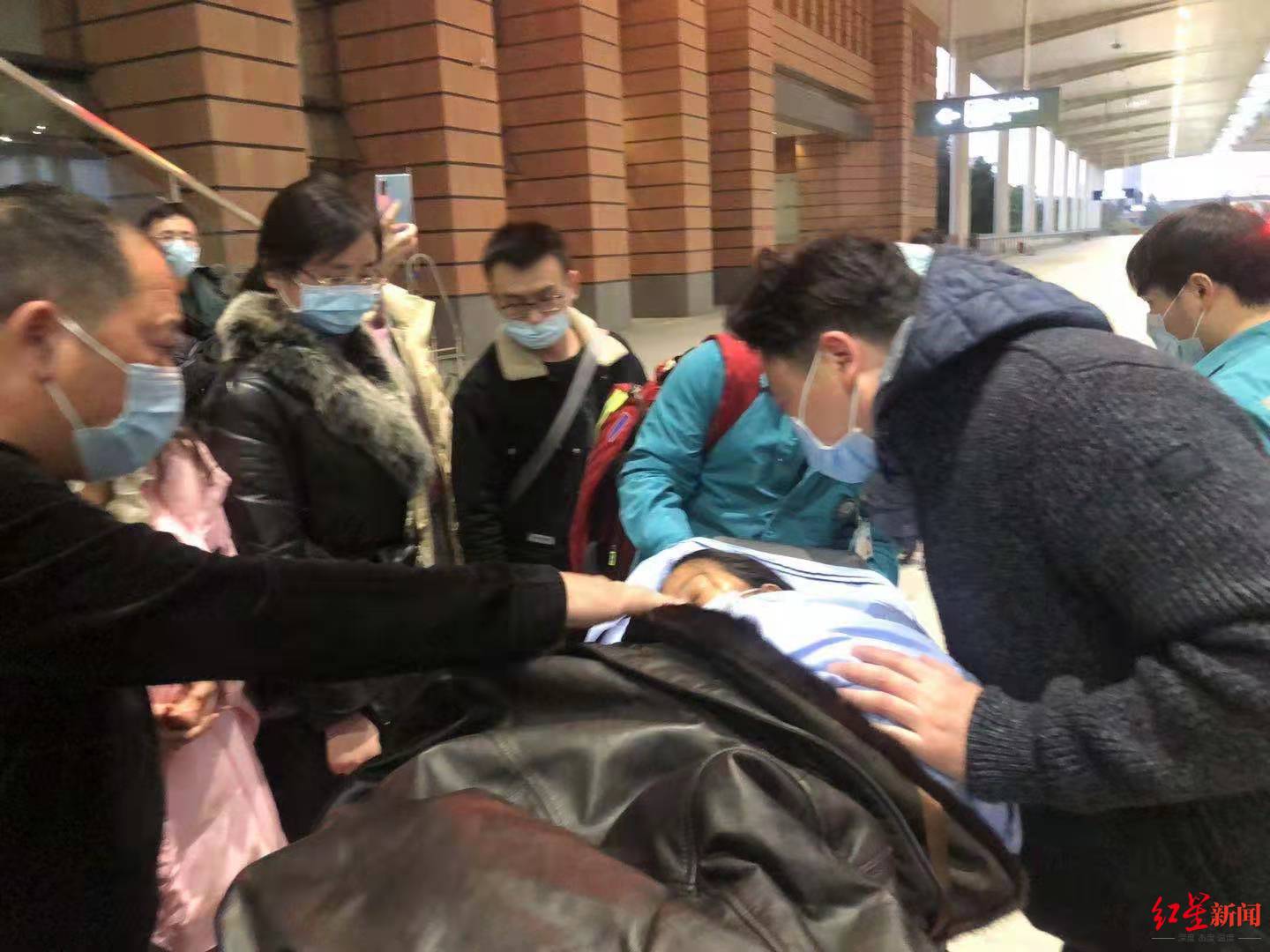 高铁上突发肚子疼医生救人,乘客在高铁腹痛