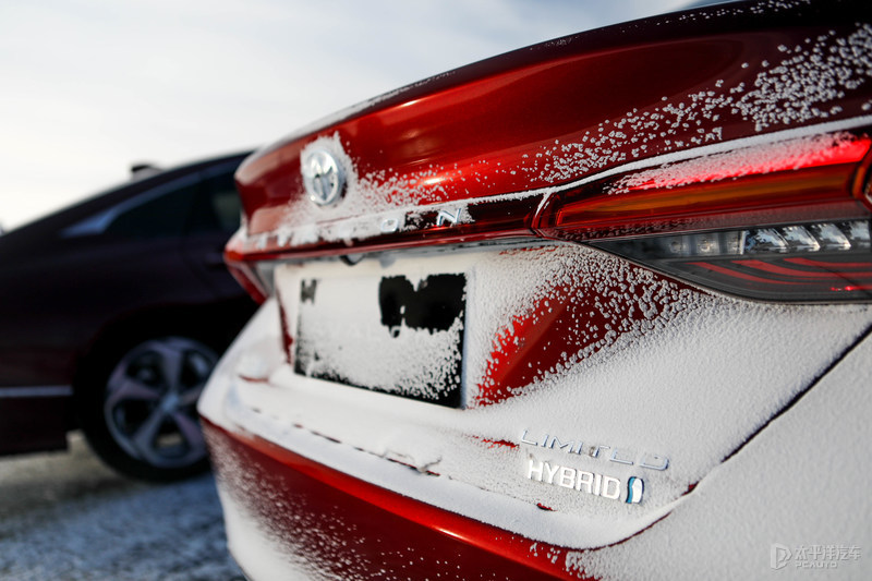在冰天雪地里飙车,在冰路上飙车
