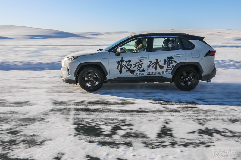 在冰天雪地里飙车,在冰路上飙车