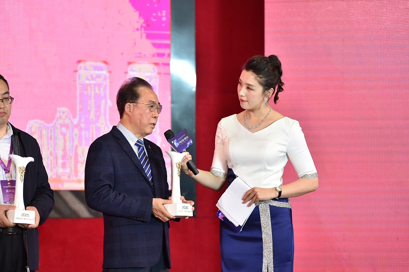 中港英文学校董事长蔡国赞获选“2020年度中国全面小康十大杰出贡献人物”