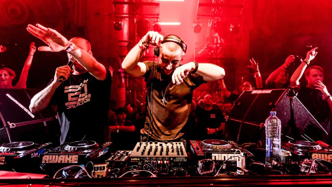 这名扎根意大利的Techno明星因被其父亲刺伤而住院