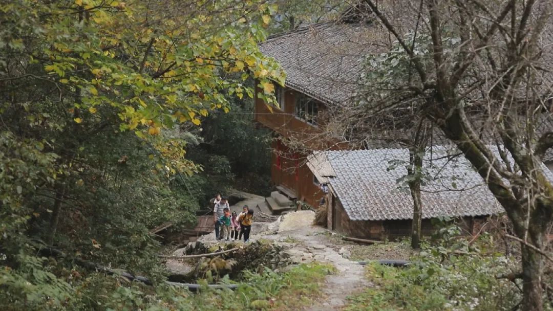 教师坚守初心牢记使命,不忘教师初心坚守三尺讲台