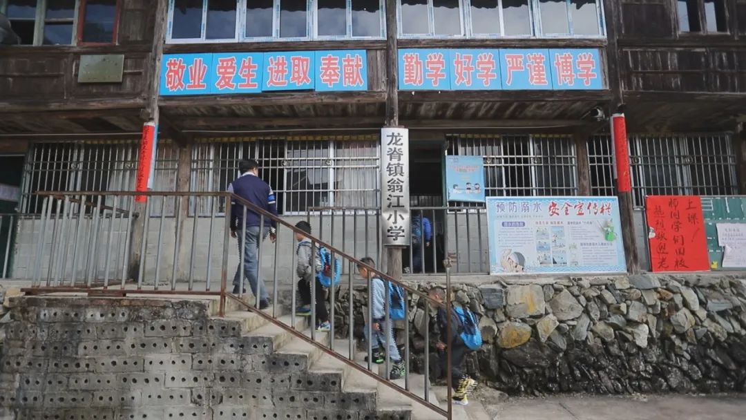 教师坚守初心牢记使命,不忘教师初心坚守三尺讲台