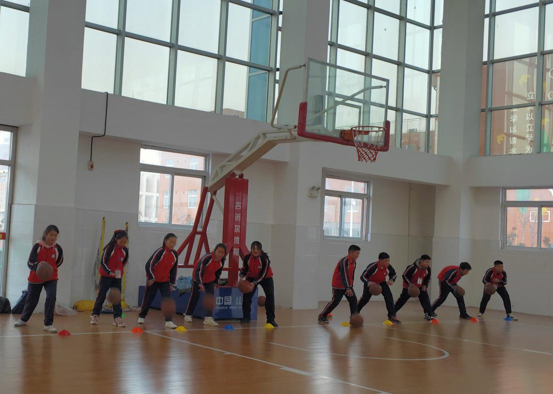 为校园添色彩,为校园生活增添一丝色彩