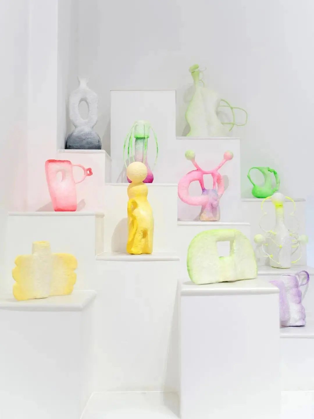 你家楼下的免费展览空间，晒着暖烘烘的太阳散步去吧