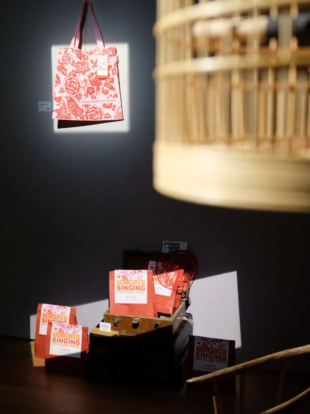 你家楼下的免费展览空间，晒着暖烘烘的太阳散步去吧