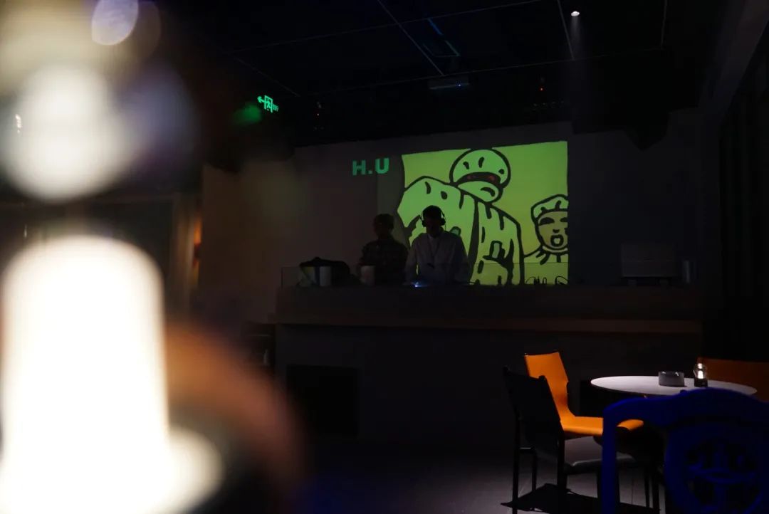 你家楼下的免费展览空间，晒着暖烘烘的太阳散步去吧