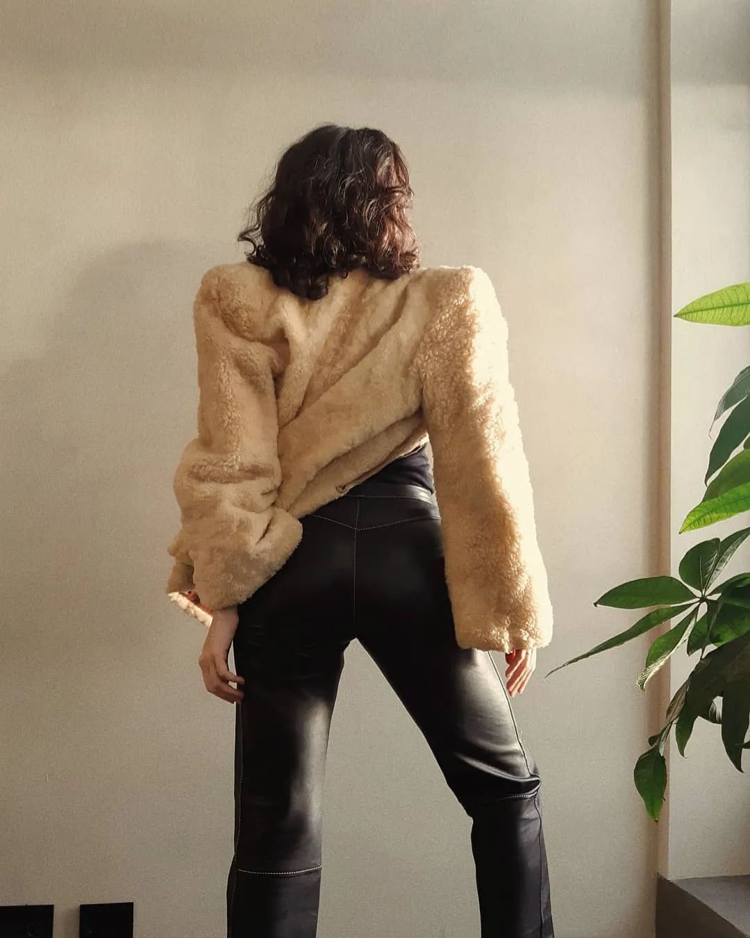 好不容易买了件合适的衣服,皮草环保外套