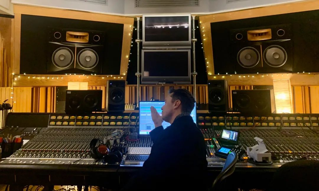 误传!特斯拉没出足球鞋,但做音乐、造火箭都是认真的