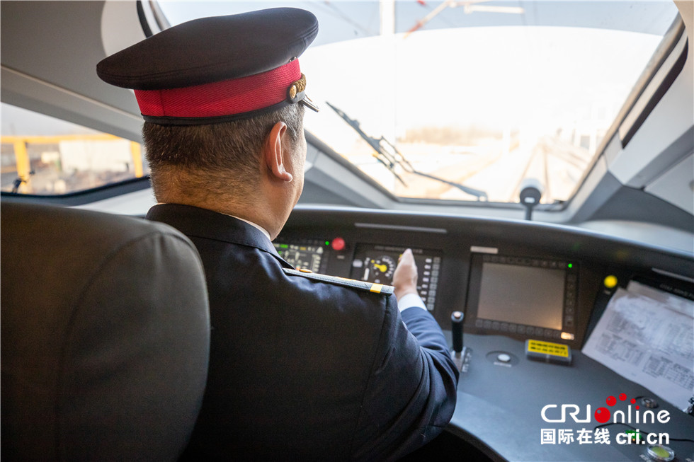 感受中国速度复兴号,新春走基层火车