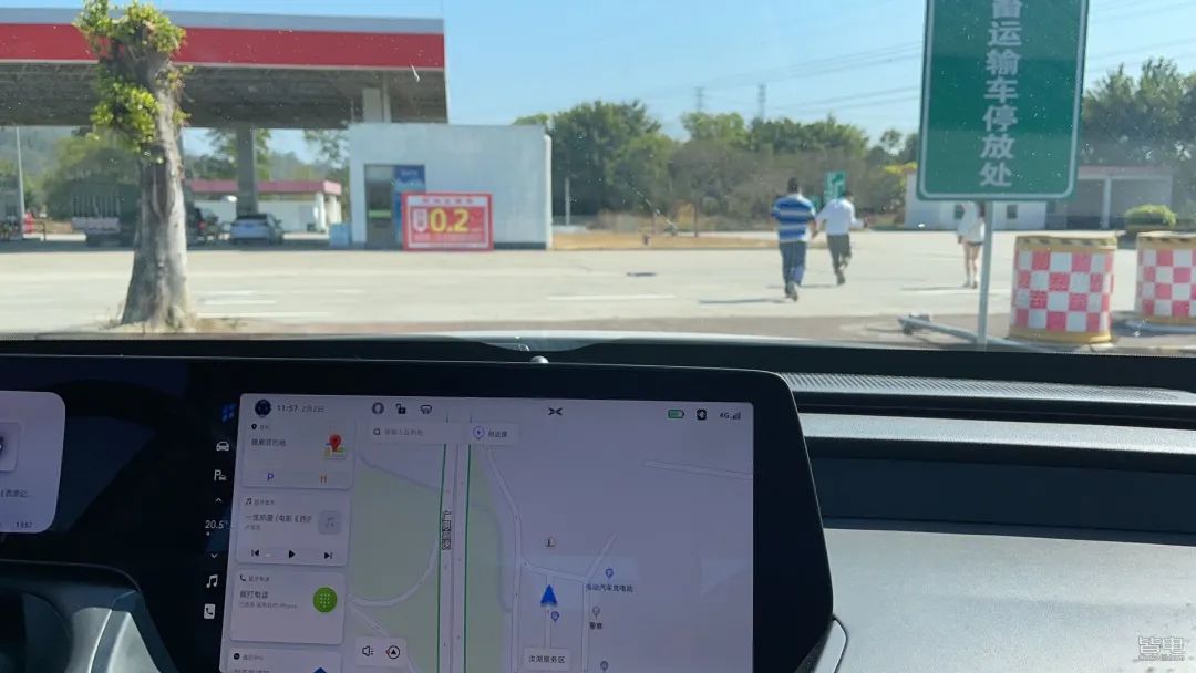 特斯拉小鹏蔚来激烈驾驶评测,作死挑战骑电动车