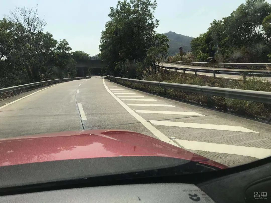 特斯拉小鹏蔚来激烈驾驶评测,作死挑战骑电动车