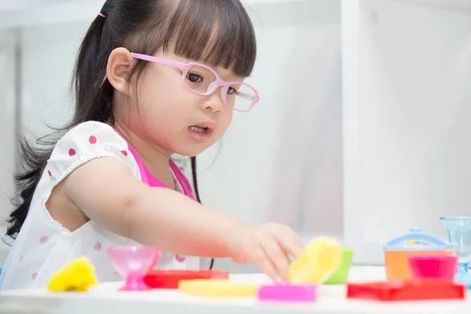 五岁半孩子眼睛散光需要干预吗,小孩眼睛散光跟家里灯光有关系吗