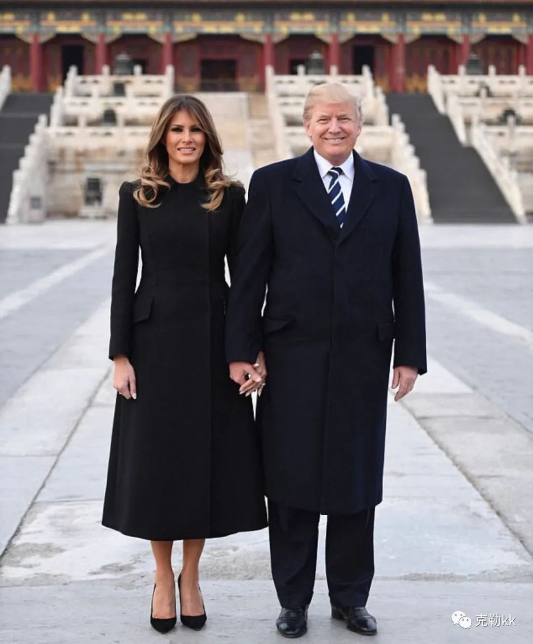 纠结大衣是选黑色还是驼色,纠结买大衣好还是羽绒服好