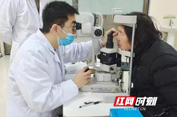 老年人突发右眼失明,右眼眼球疼痛眼压大