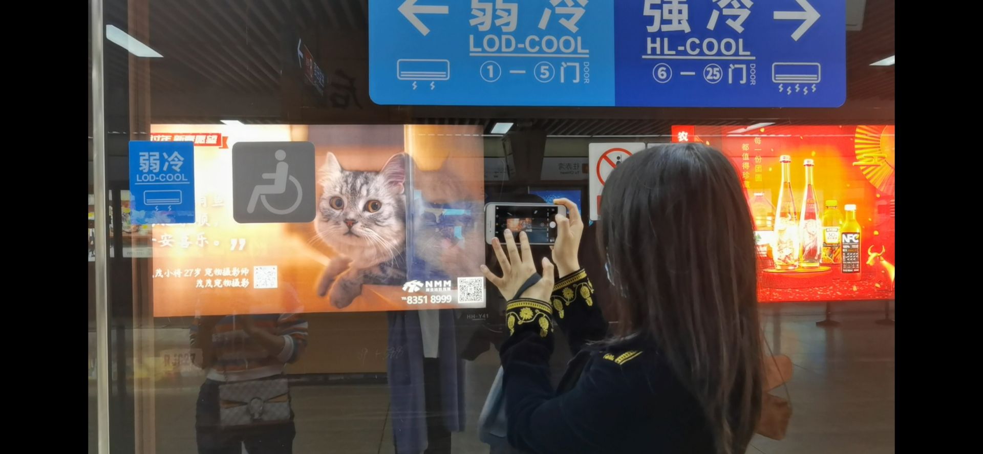 脱单、萌宠、考试上岸、疫情结束.......地铁站内许愿灯箱里藏着深圳人的新年愿望