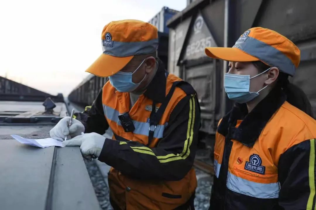 坚守岗位交通人,坚守岗位的交通人