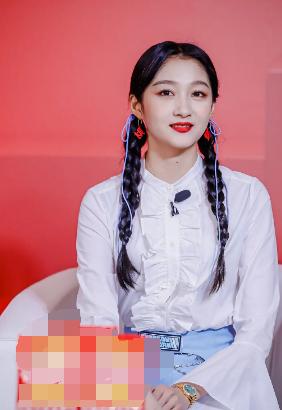 关晓彤刚因美颜上热搜,关晓彤出席活动造型被吐槽像村姑