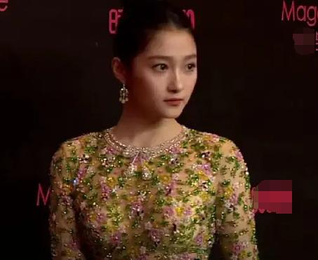 关晓彤刚因美颜上热搜,关晓彤出席活动造型被吐槽像村姑