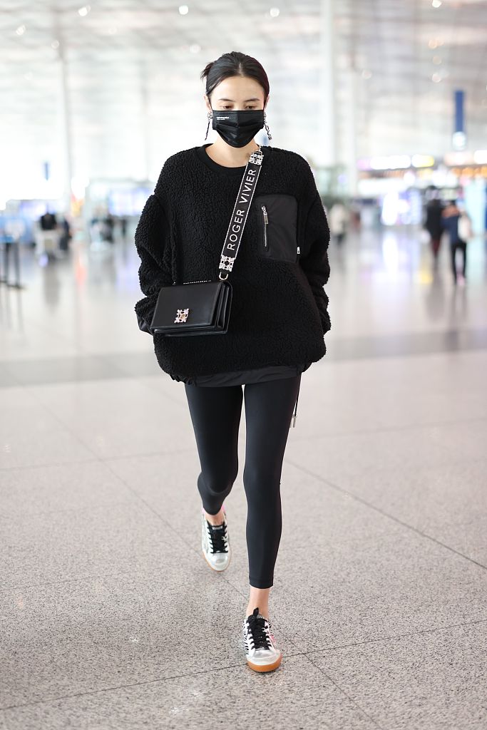 宋佳完美hold住水晶长耳环生图超美收粉丝自制新年贺卡甜笑暖心