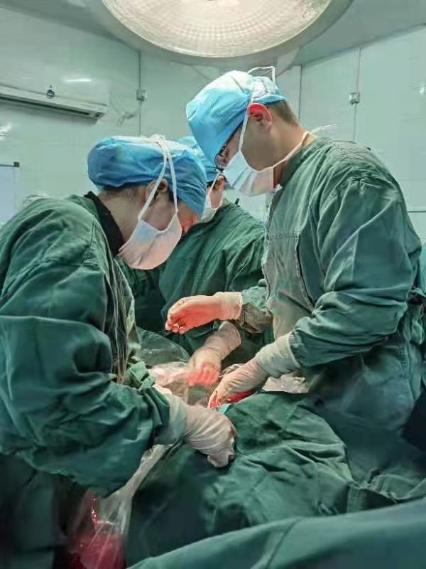 孕妈妈与龙凤胎宝宝性命攸关，怀化市二医院多学科联动救治