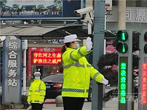 特约记者行：靓丽女交警的手势能看懂吗