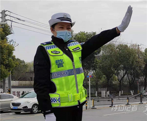 特约记者行：靓丽女交警的手势能看懂吗