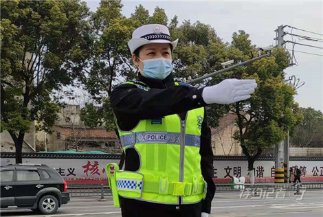 特约记者行：靓丽女交警的手势能看懂吗