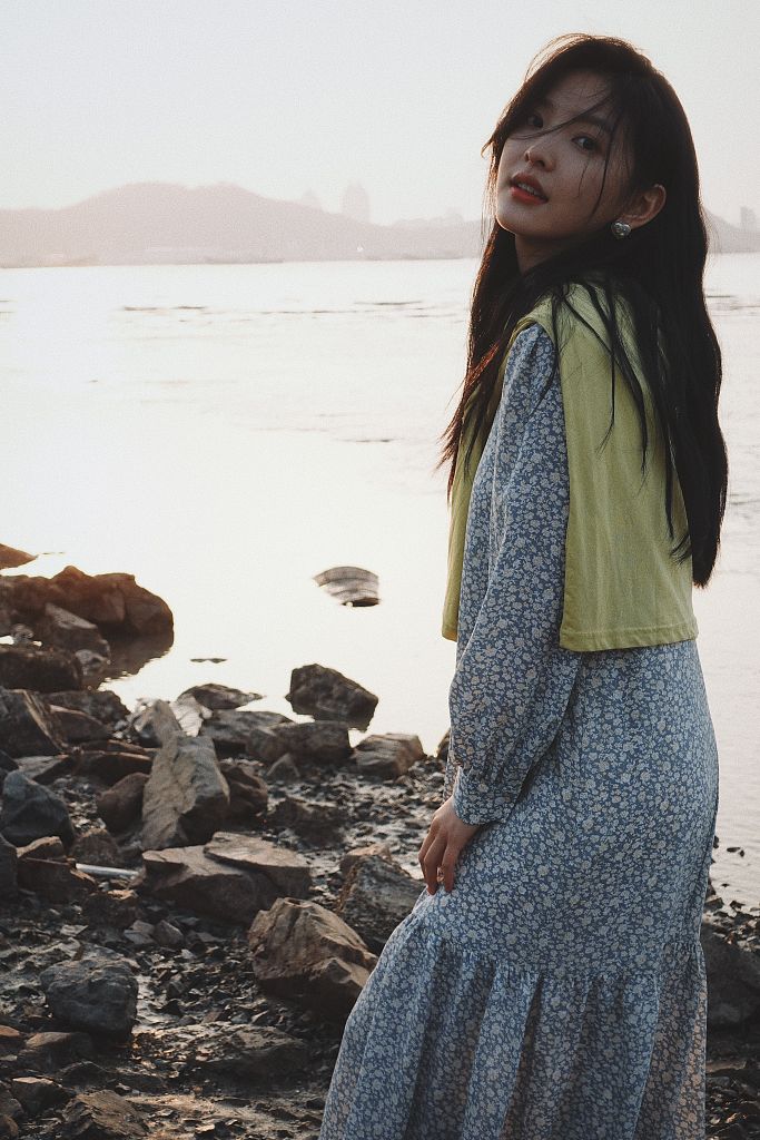 章若楠慵懒风卷发,章若楠慵懒马尾