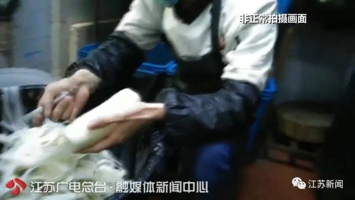 触目惊心！*底卧**知名火锅品牌小龙坎：土豆烂了继续用、拖把捣制冰机……