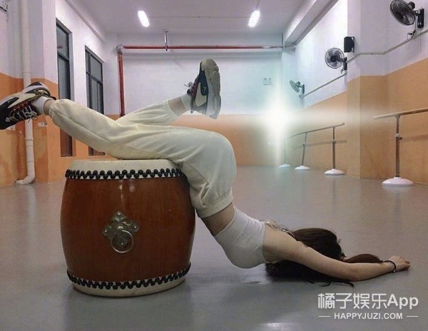 杨幂漫画腰事件慌忙道歉,杨幂挑战漫画腰道歉