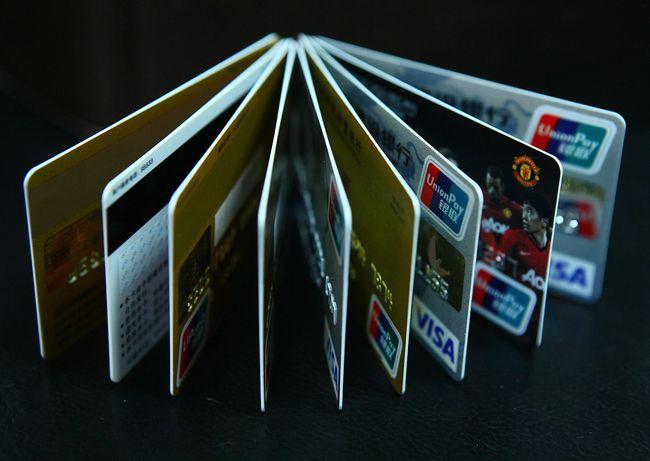 粉丝效应逆天,交行王一博主题信用卡单日申请20万张,监管警示明星代言风险