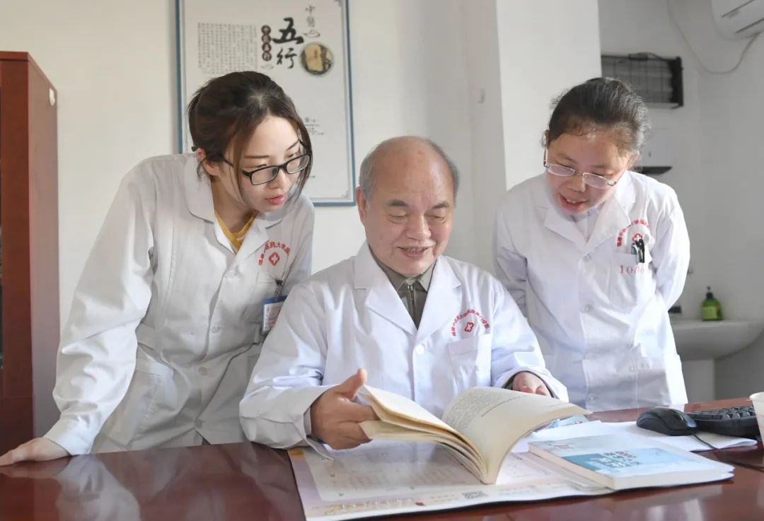 从医20年他恪守医者仁心,从医二十年的医生