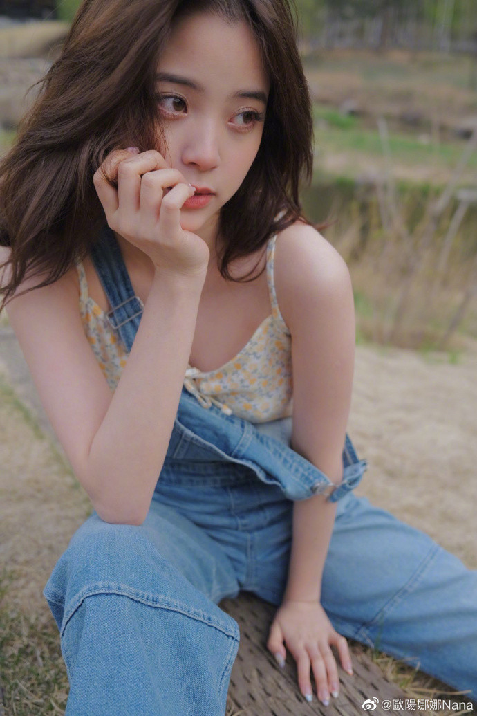 欧阳娜娜白色背心,欧阳娜娜镂空背心