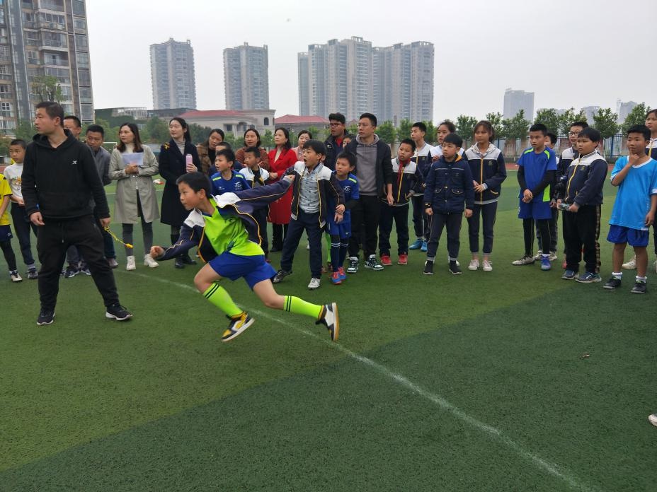 2017年广州中小学足球绘画比赛,有关于校园足球比赛的绘画高难度