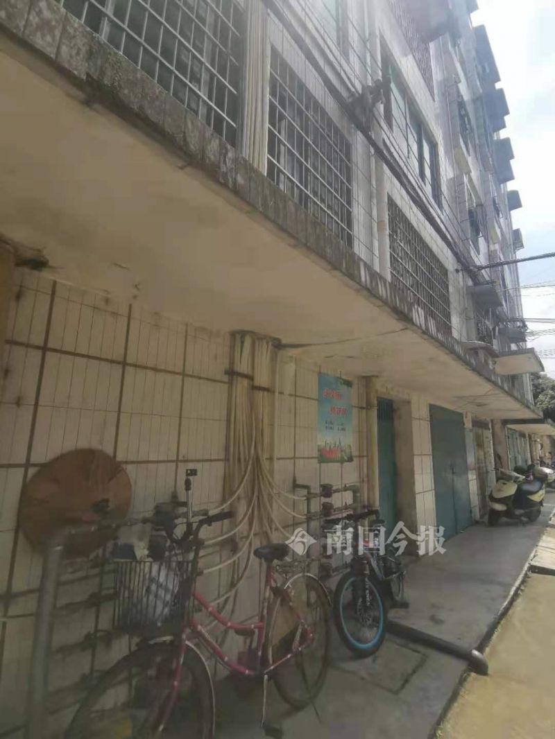 广西柳州天花板异响,广西柳州天花板传出诡异声响