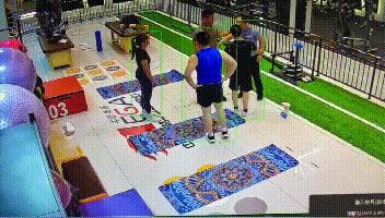 武汉一男子与健身馆发生冲突,健身房一男子被健身教练打倒在地