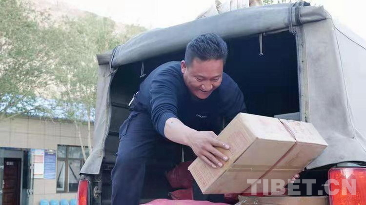 乐于助人警察,乐于助人的暖心民警