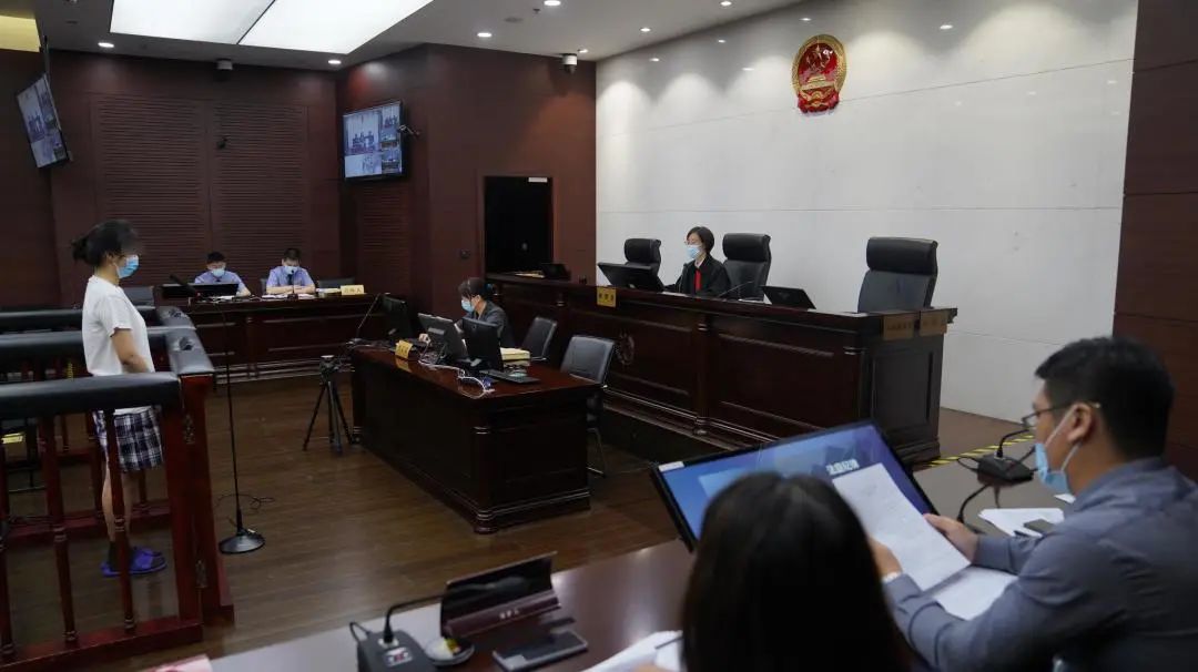 女留学生跨境网购*麻大**烟油徐汇法院以*私走***品毒**判其有期徒刑6个月