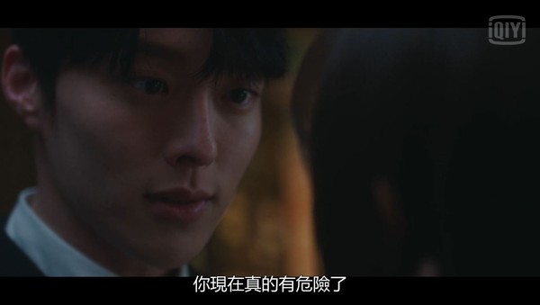 雷／张基龙、惠利公开恋情！「你现在危险了」抱上床三段式接吻