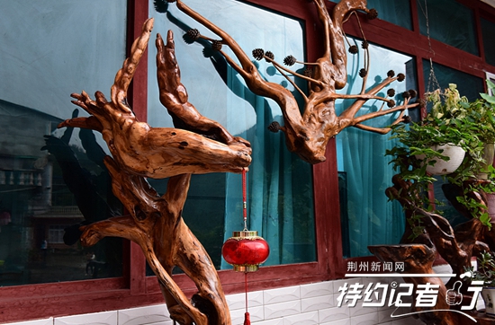 大山里的根雕艺术家,根雕艺术家展示原创根雕作品