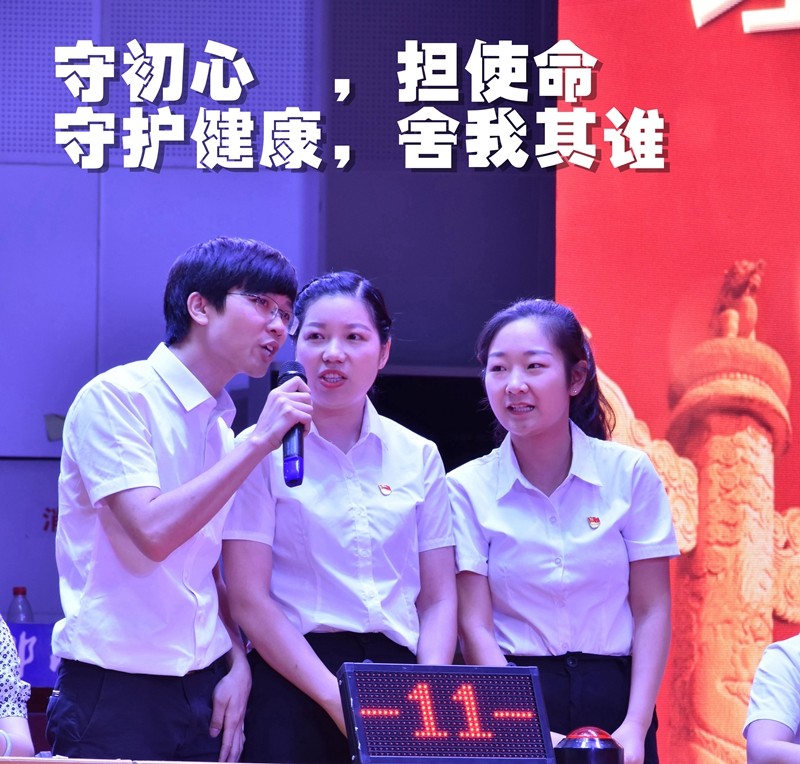 参赛选手斗志昂扬,挑战赛海报的红桃