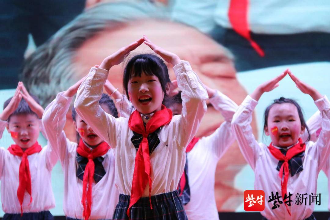 学*党**史|高举队旗跟*党**走,争做合格接班人